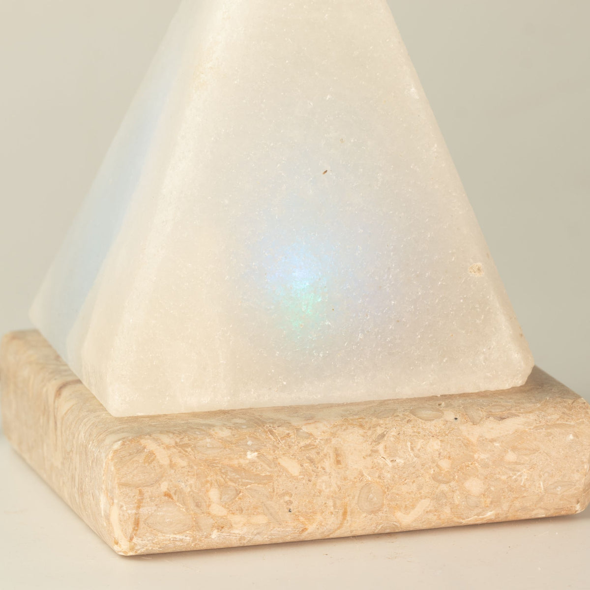 * Lampe en sel blanc de l’Himalaya USB en forme de pyramide, 9 cm, lumière multicolore
