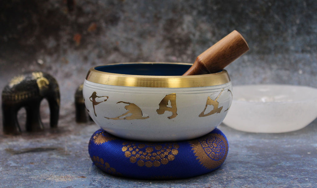 * Grand coffret de bol chantant blanc et bleu aux postures de yoga, 14 cm