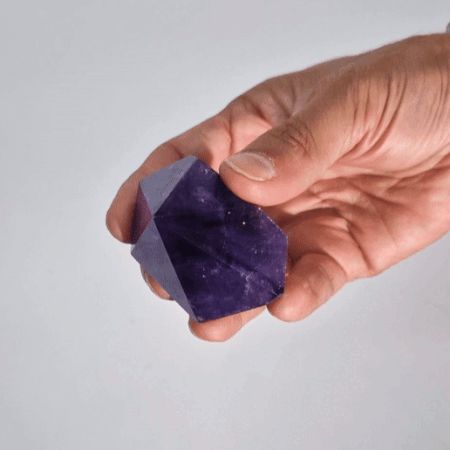 Petite pointe d’améthyste violette polie (env. 4 à 5,5 cm)