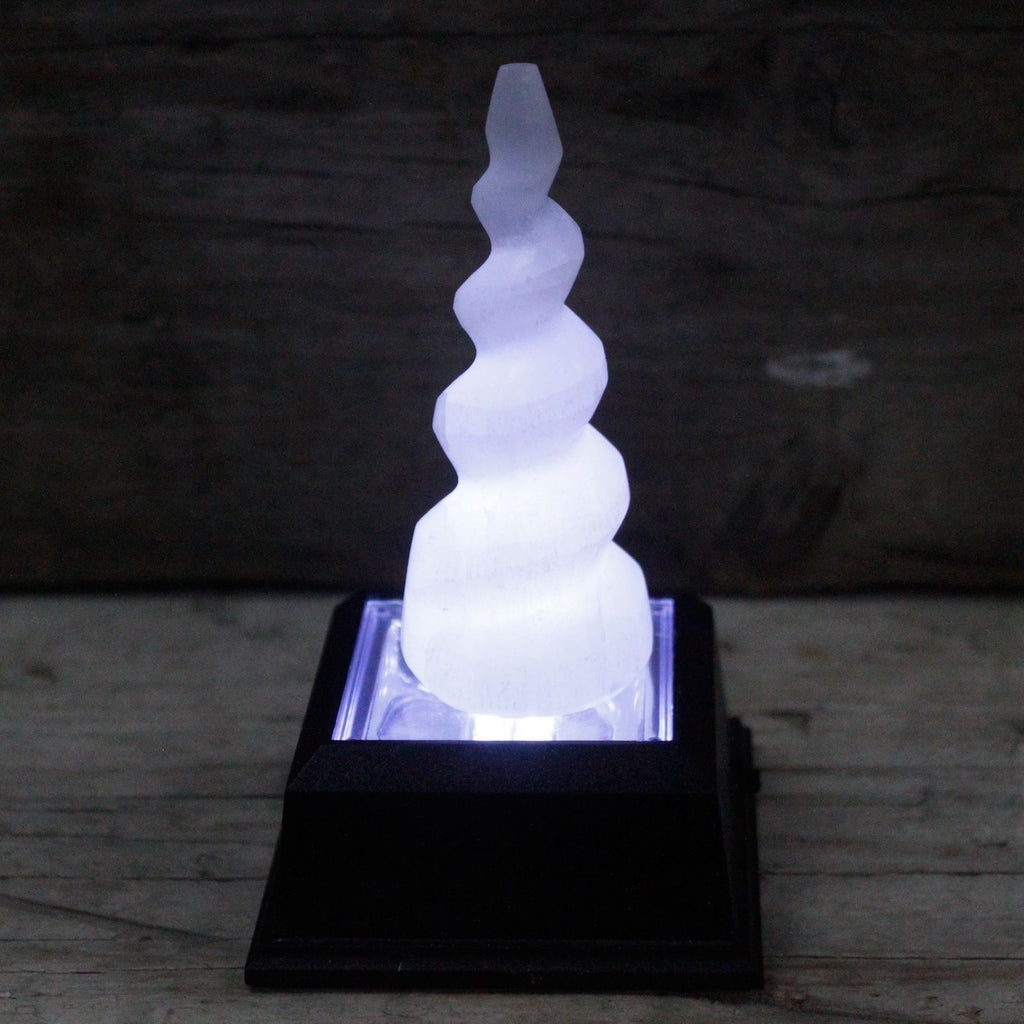 Tour en sélénite spiralée, corne de licorne – 10 cm