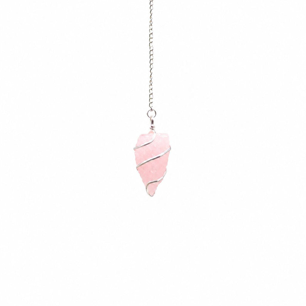 Pendule en quartz rose brut avec spirale argentée