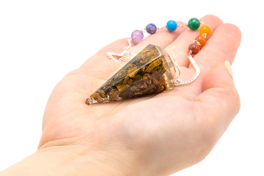 * Pendule chakra en orgonite avec œil de tigre