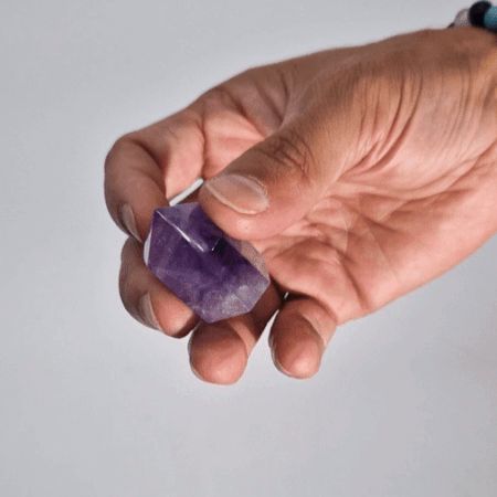 Petite pointe d’améthyste violette polie (env. 4 à 5,5 cm)