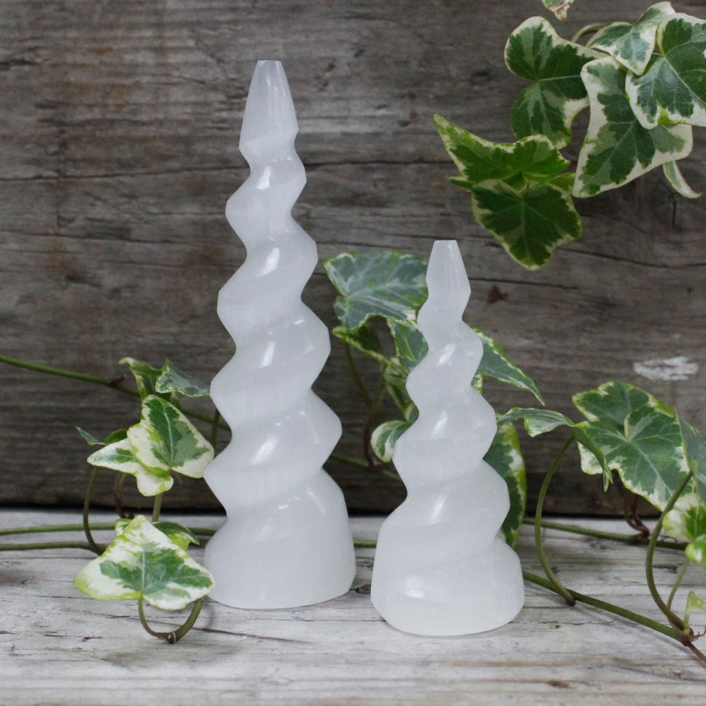 Tour en sélénite spiralée, corne de licorne – 15 cm