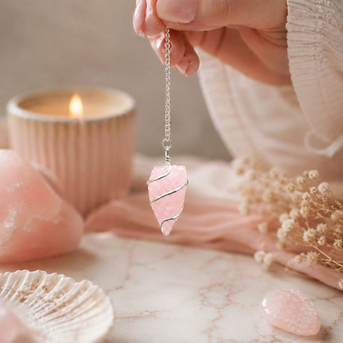Pendule en quartz rose brut avec spirale argentée