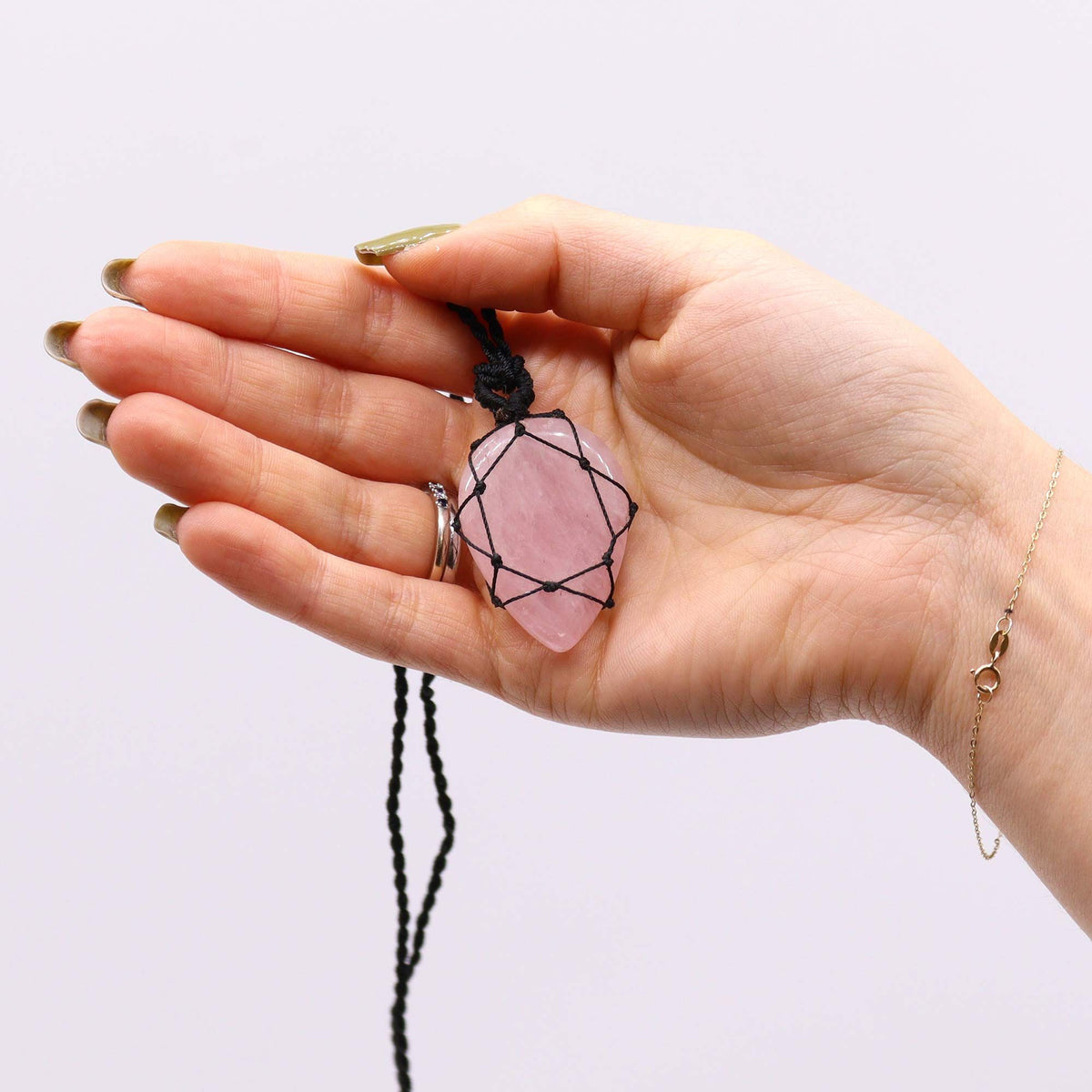Pendentif goutte en quartz rose avec cordon ajustable
