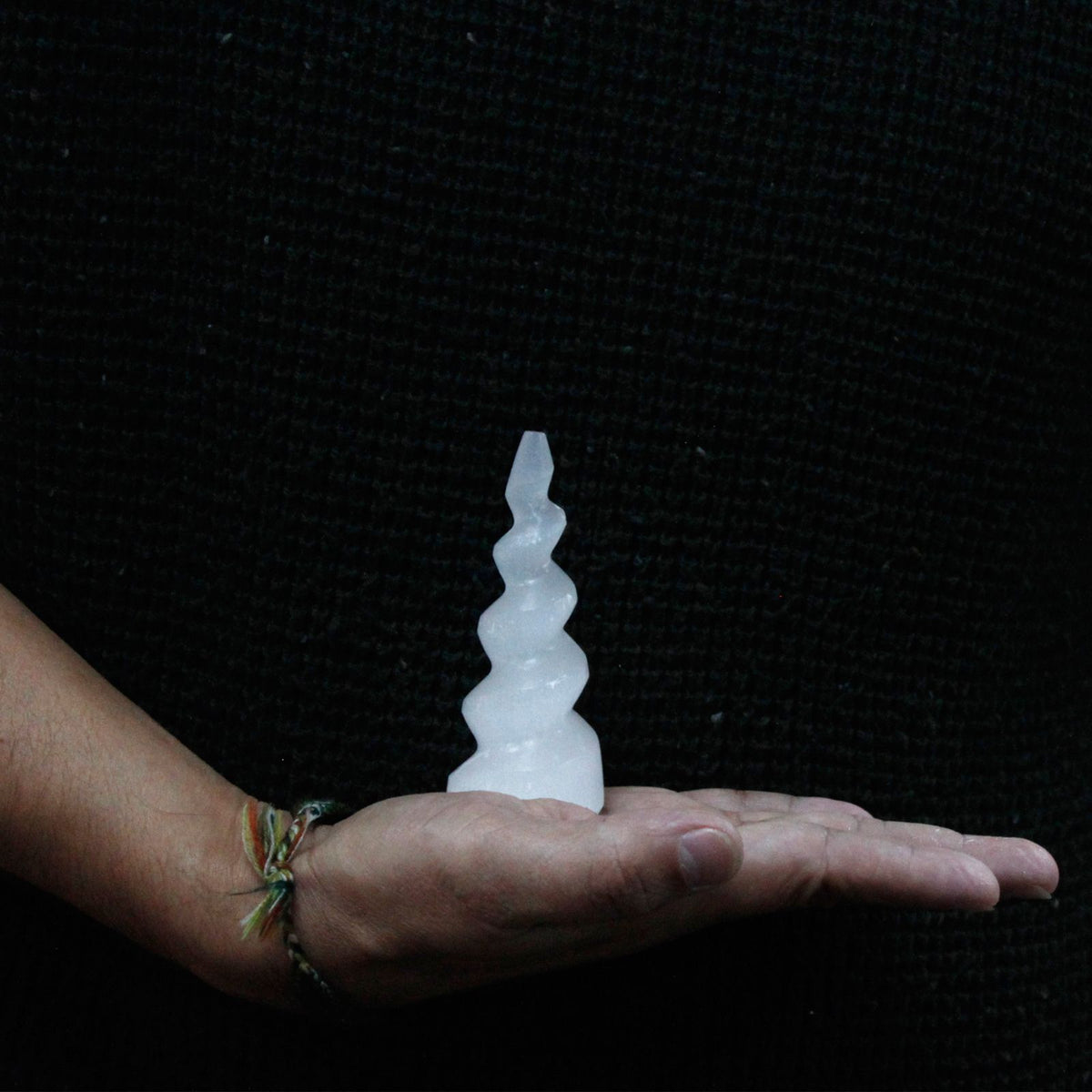 Tour en sélénite spiralée, corne de licorne – 10 cm