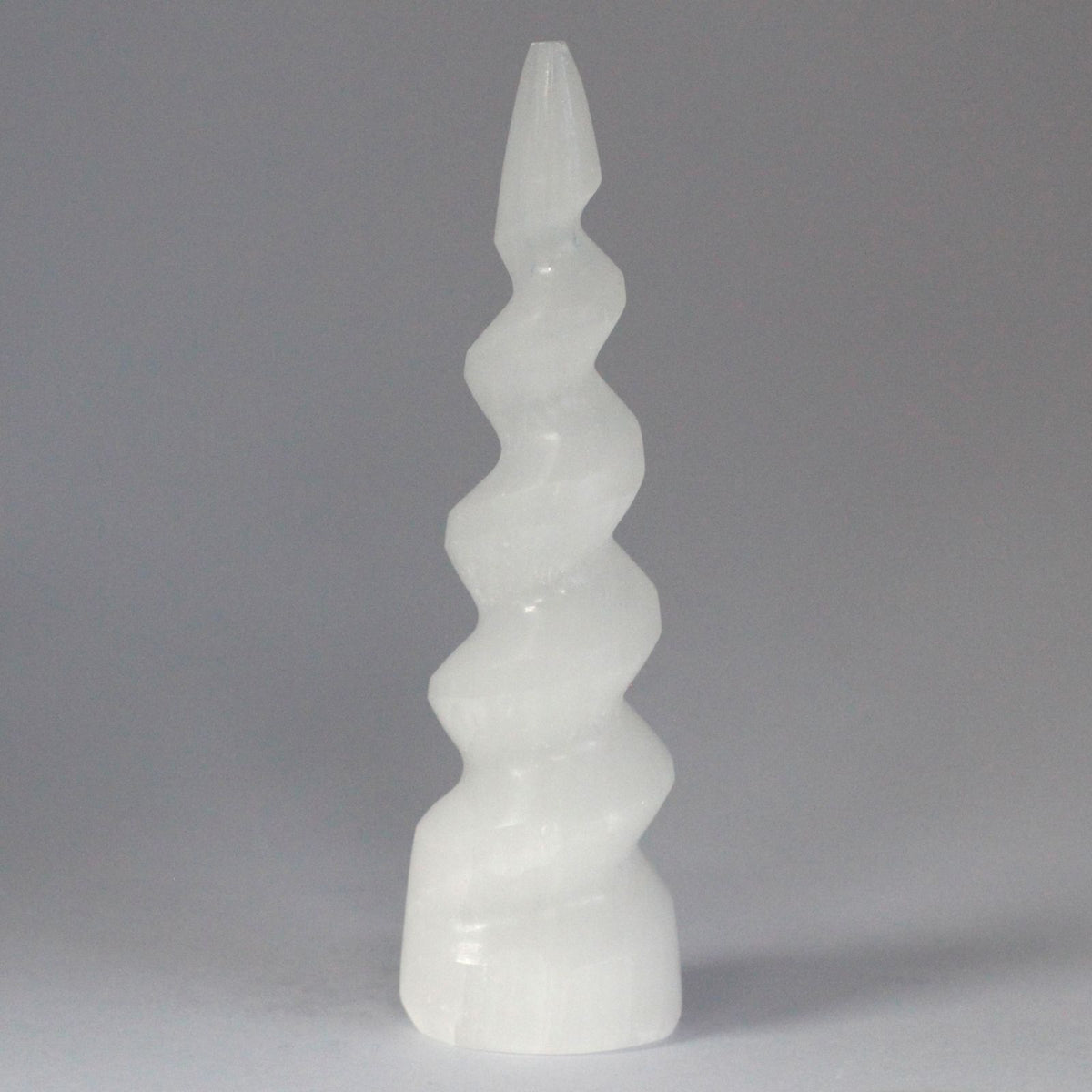 Tour en sélénite spiralée, corne de licorne – 15 cm
