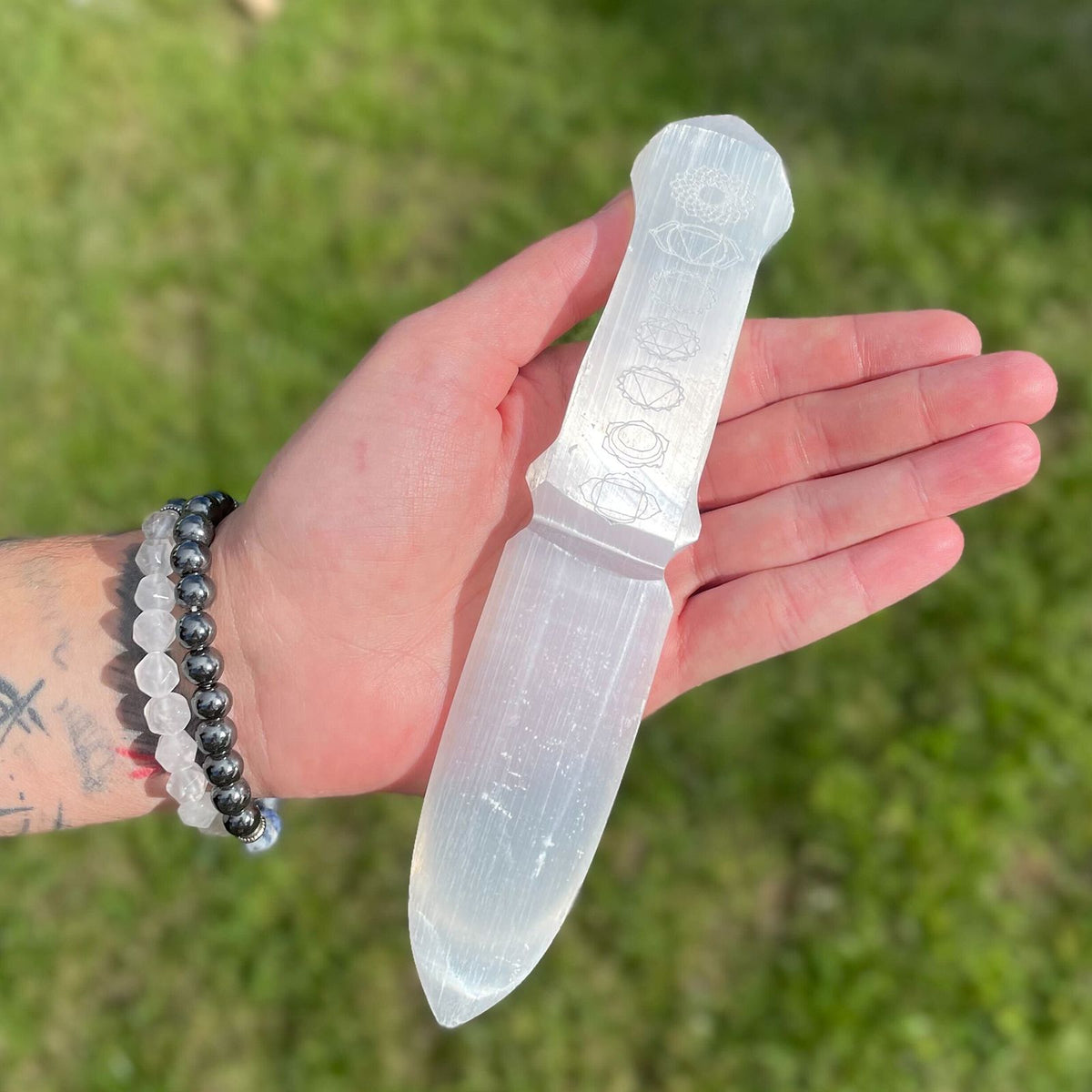 Couteau rituel en sélénite motif chakras