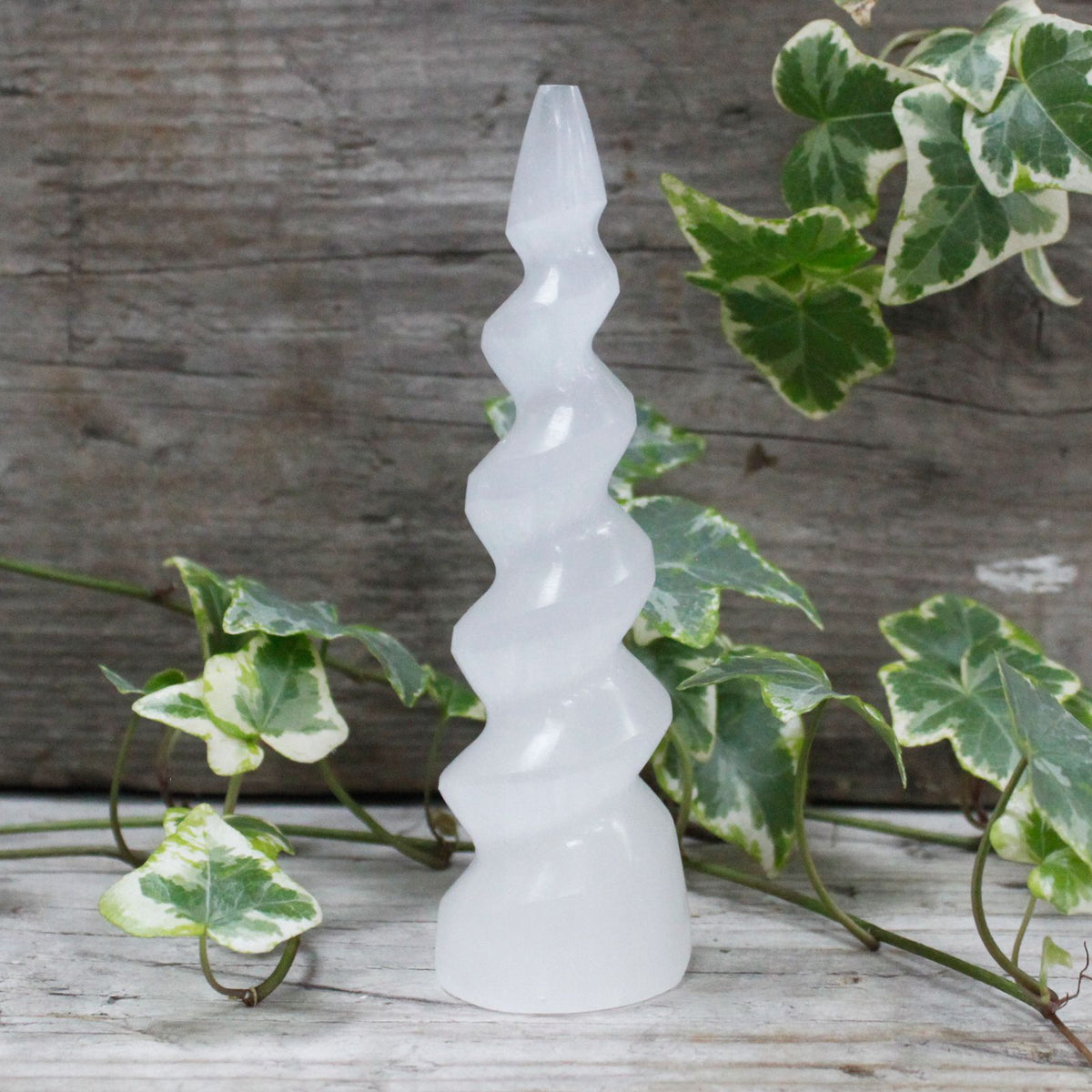 Tour en sélénite spiralée, corne de licorne – 15 cm