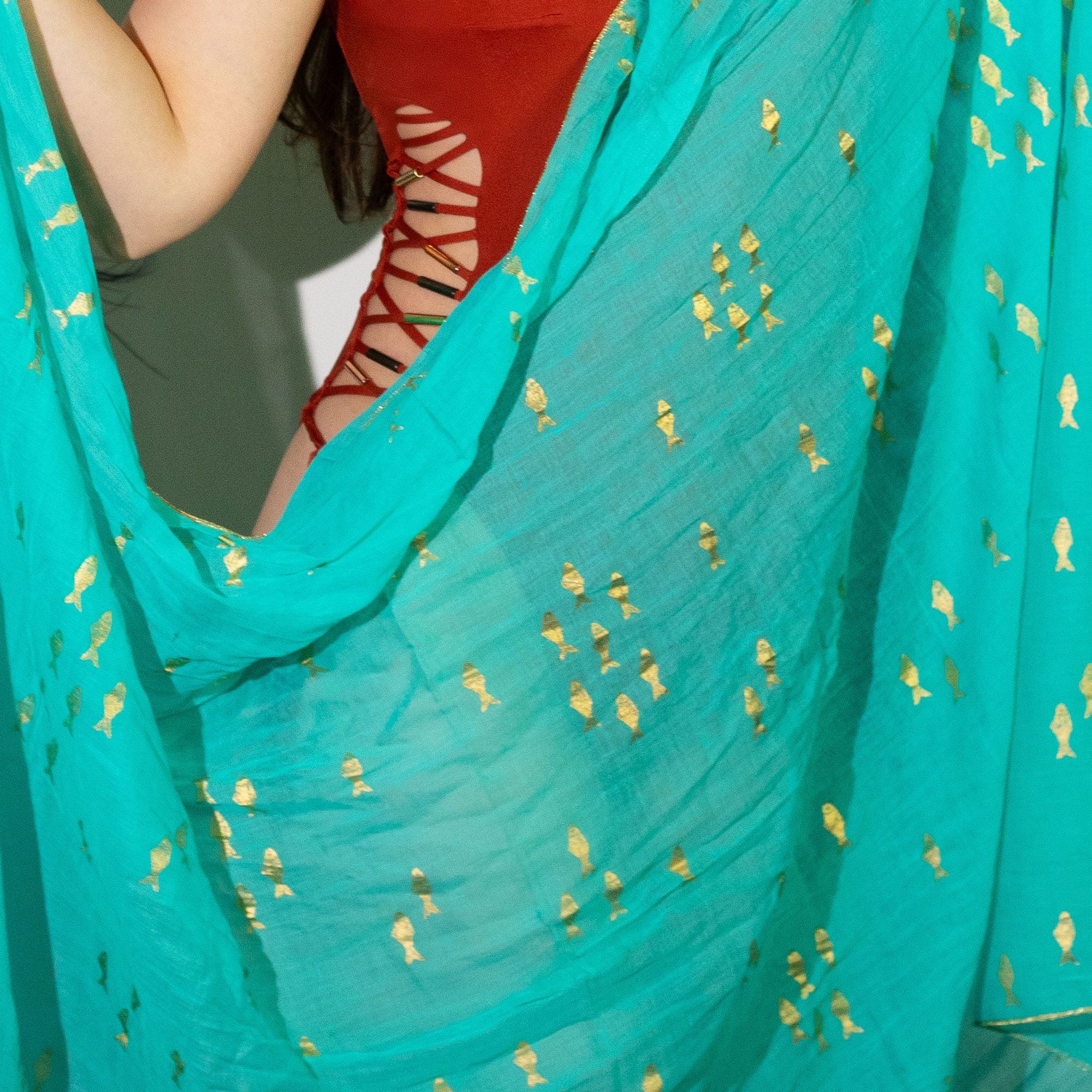 Paréo Femme Turquoise & Poisson Doré Peint à la Main – Collection Nomad Sari Méditerranée