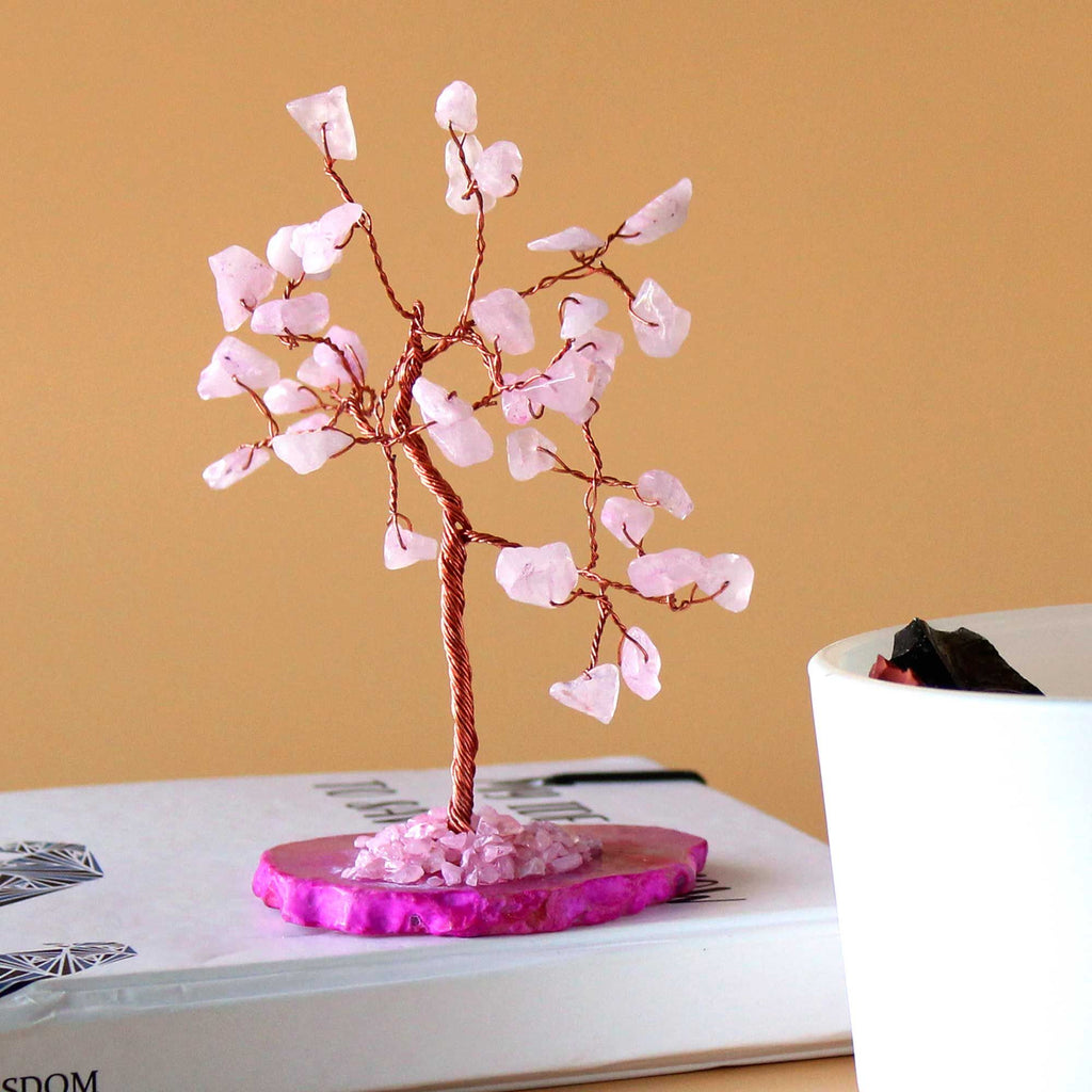 Arbre en quartz rose sur socle d’agate rose, 35 pierres