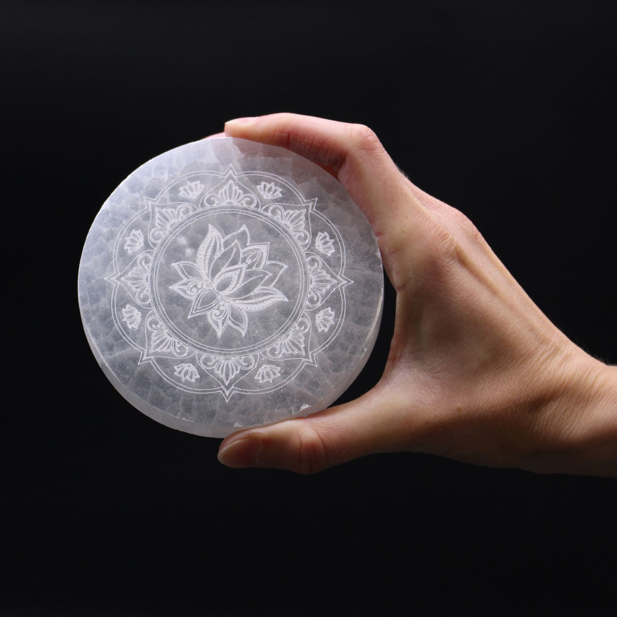Plaque de rechargement en sélénite motif lotus mandala, 10 cm