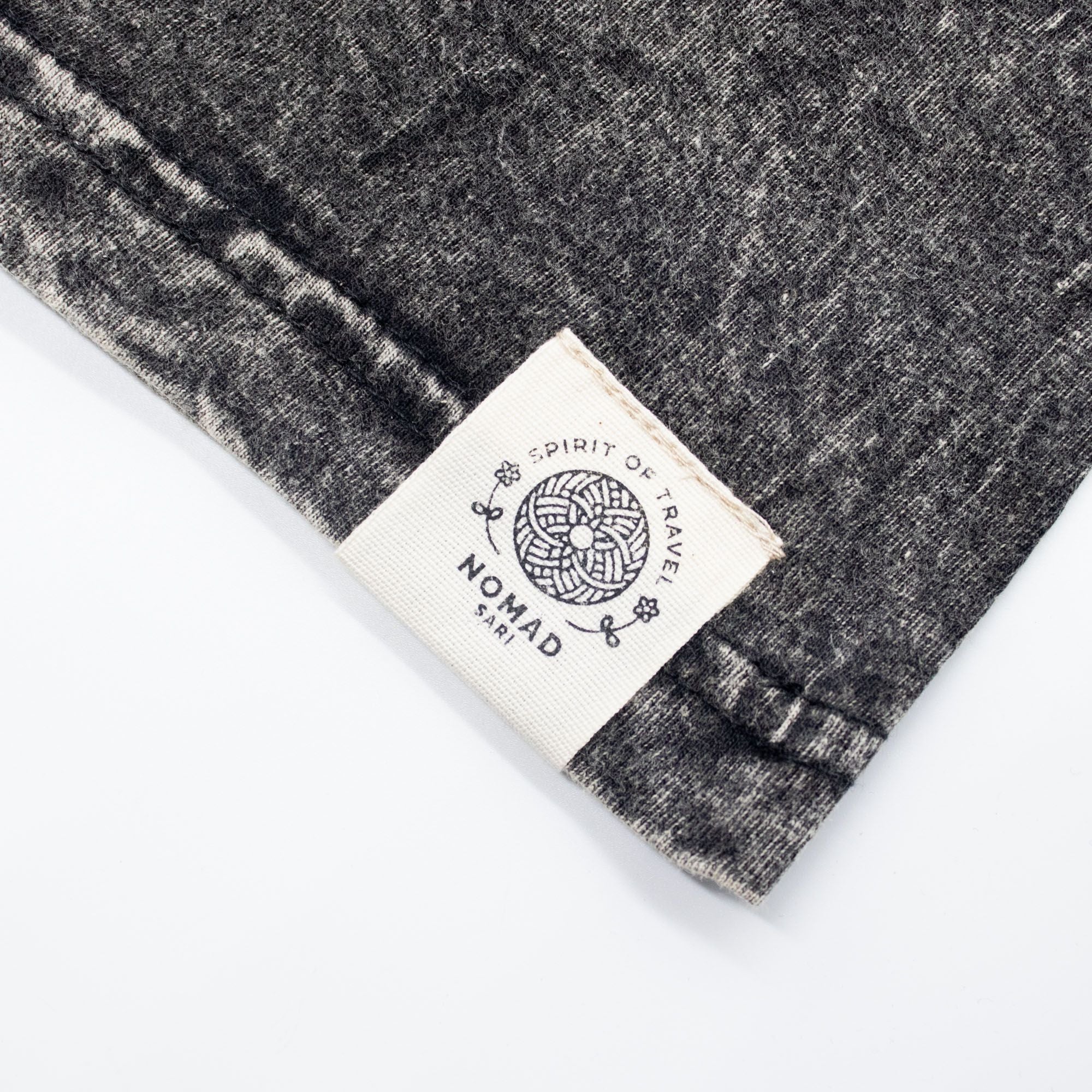 * T-Shirt en Coton Délavé Nomad Sari – Boussole de Vie – Anthracite – M