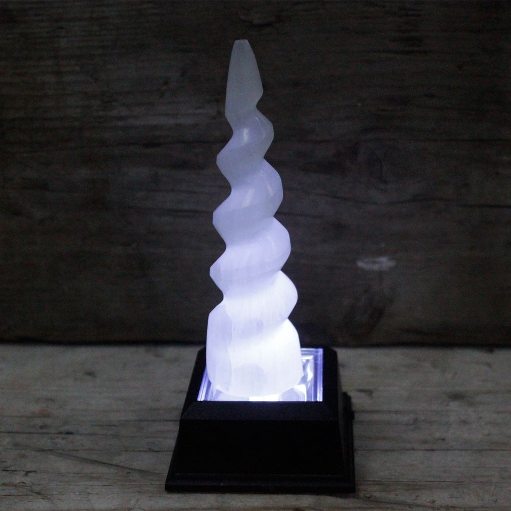 Tour en sélénite spiralée, corne de licorne – 15 cm