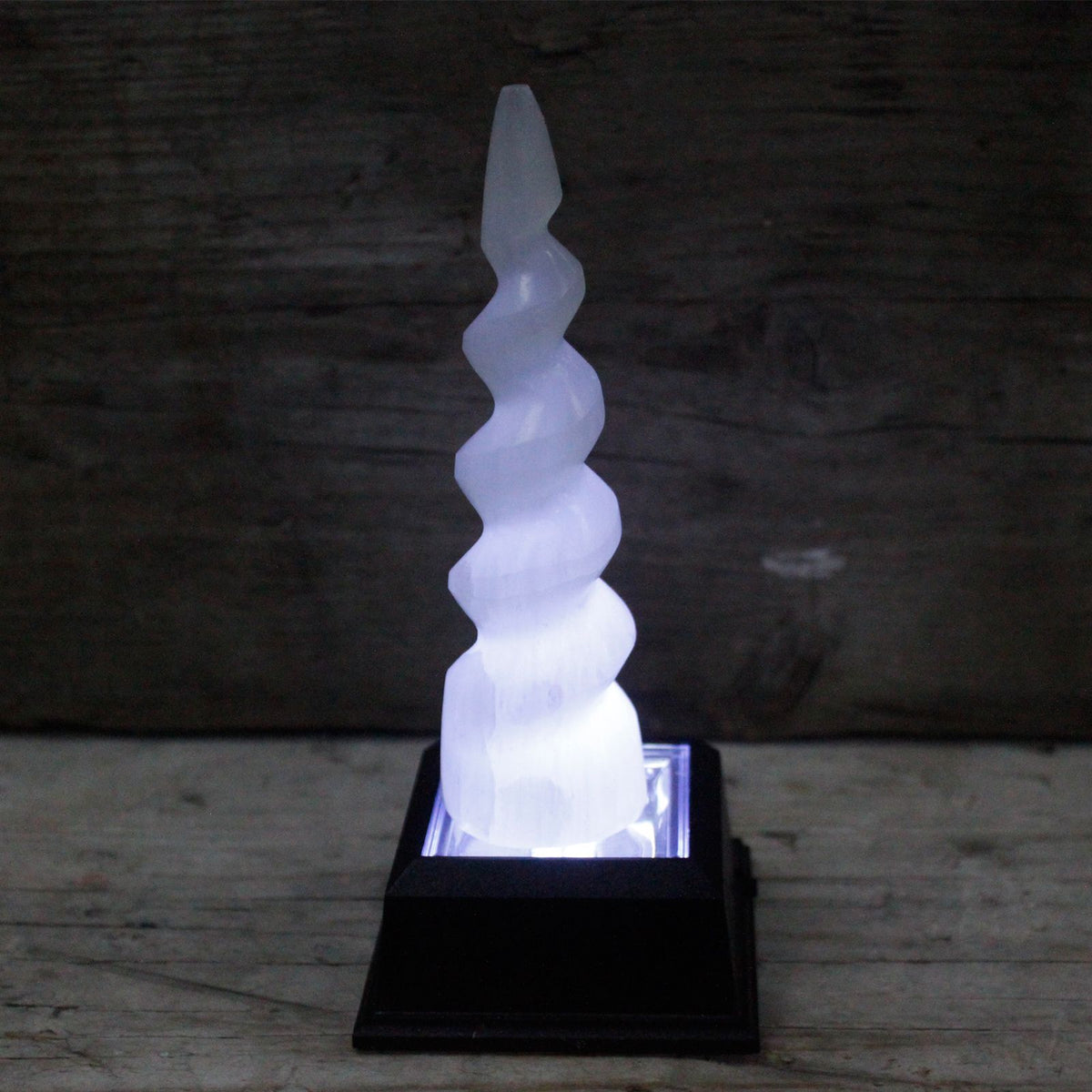 Tour en sélénite spiralée, corne de licorne – 15 cm