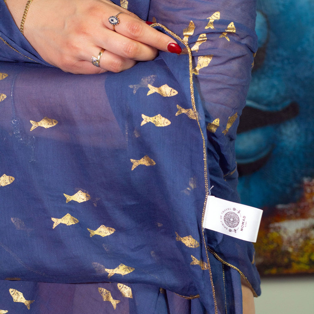 Paréo Femme Bleu Mer & Poisson Doré Peint à la Main – Collection Nomad Sari Méditerranée