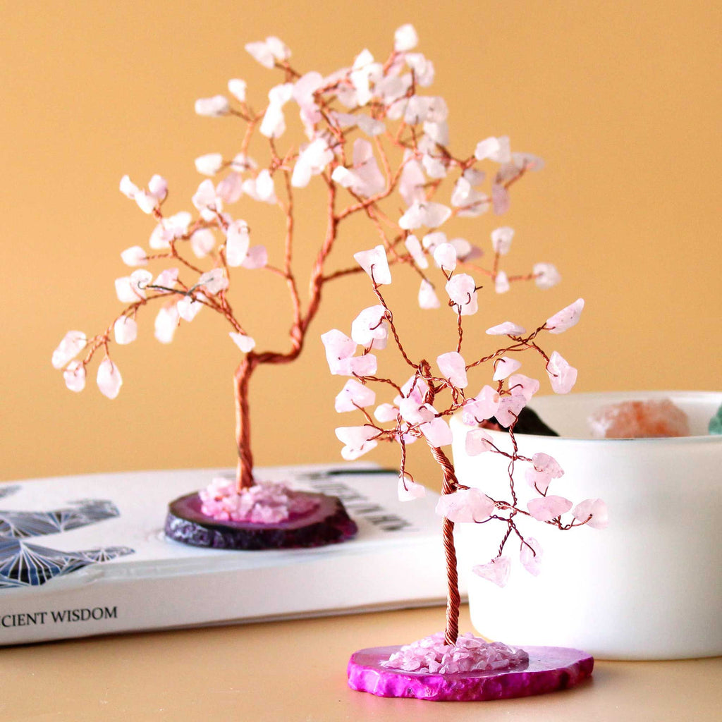 Arbre en quartz rose sur socle d’agate rose, 35 pierres