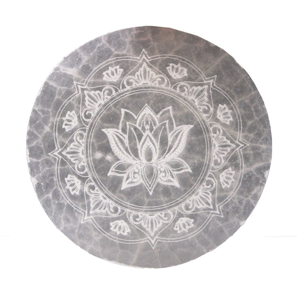 Plaque de rechargement en sélénite motif lotus mandala, 10 cm