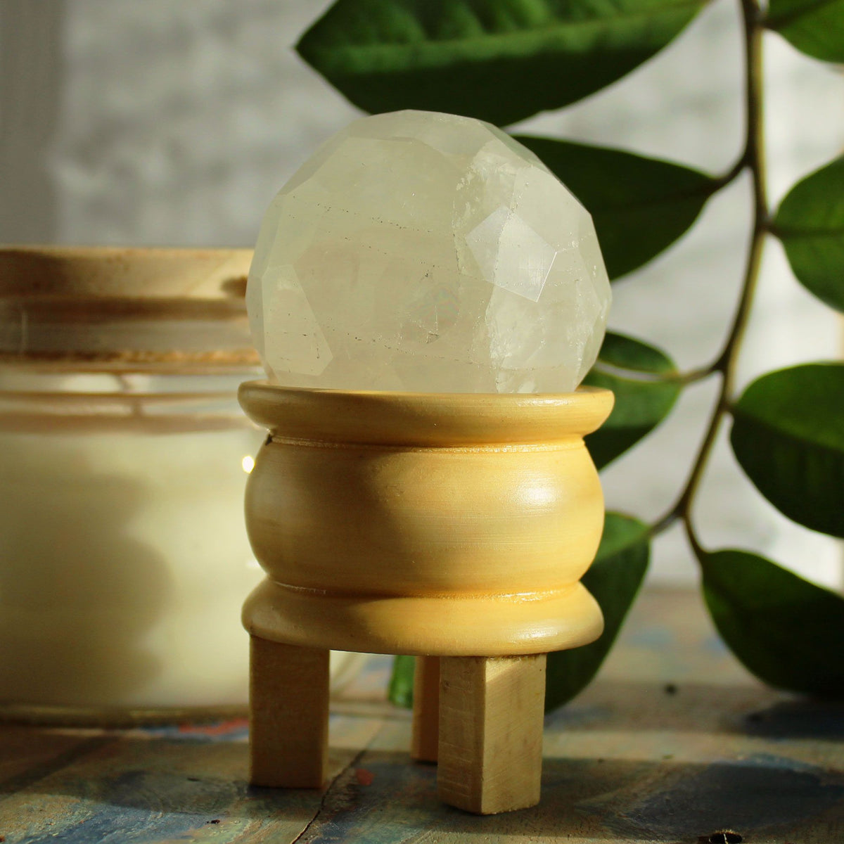 * Boule à facettes en cristal de roche avec support en bois – 5 cm